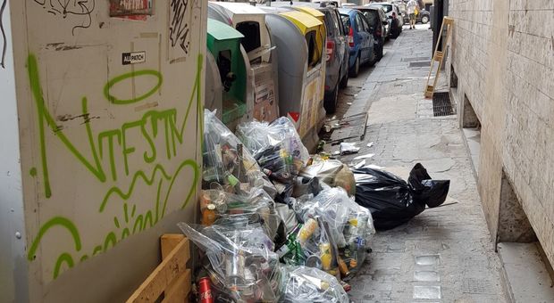 Napoli, vergogna Chiatamone: clochard e spazzatura alle spalle del lungomare