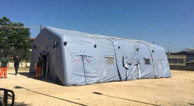 Giustizia senza pace a Bari: dopo il Palazzo chiusa anche una tenda, sporcata dagli animali