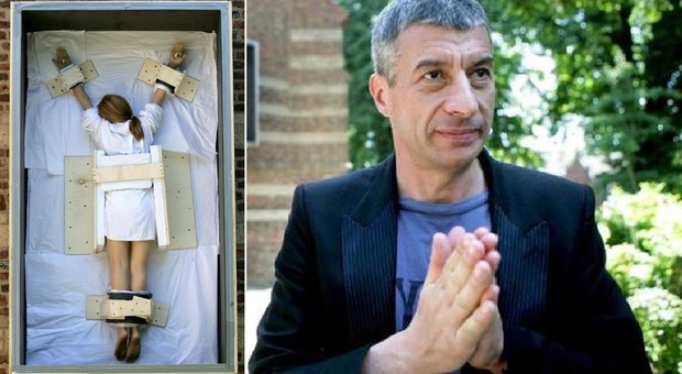 Una crocifissione femminile all'asta: Maurizio Cattelan torna a far discutere