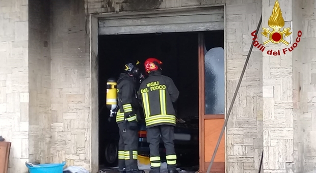 Incendio divampa in un garage, tanta paura: ferita una persona