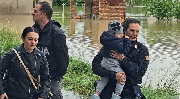 Maltempo Emilia Romagna, i sopravvissuti: due bambine recuperate con l'elicottero, uomo si aggrappa a un ramo per 11 ore
