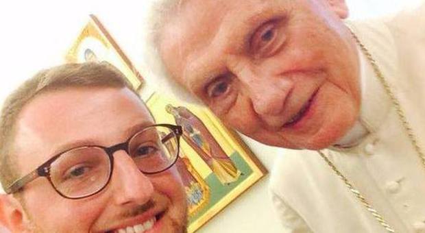 «Noi a casa di Papa Ratzinger». E i selfie "accendono" il web