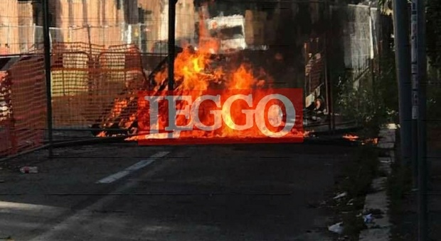 Pauroso incendio nella buca “dimenticata” in strada FOTO