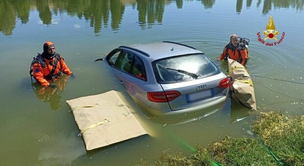 Va a pesca ma l'auto si sfrena e l'Audi A4 finisce nel laghetto di contrada Valle