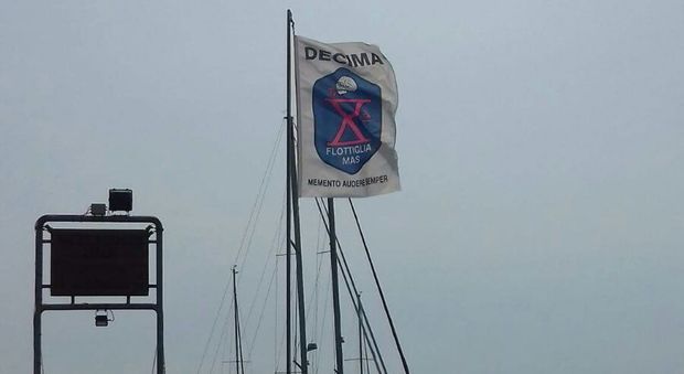 Lipari, la bandiera della Decima Mas sul pontile: "Non è fascismo, omaggiamo i marinai"
