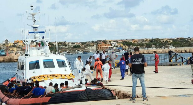 Migranti, 53 positivi da imbarcare sulla nave Rhapsody a Lampedusa: fino a ieri i contagiati erano 32