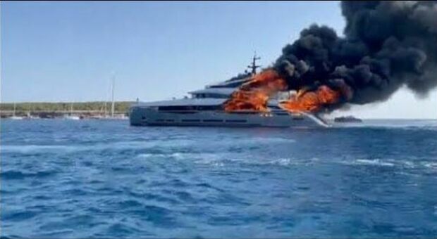 Formentera, in fiamme yacht da 25 milioni di euro. A bordo c'erano 16 persone Video