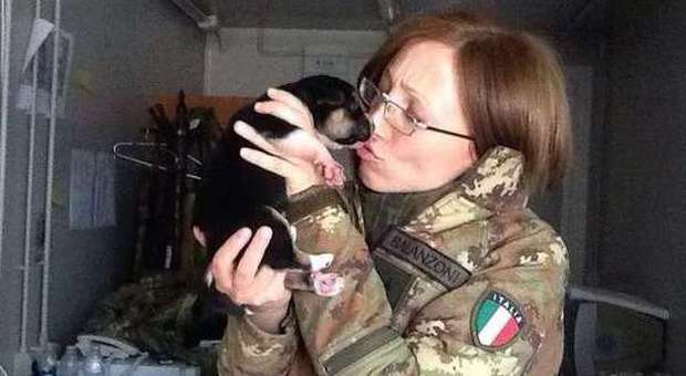Barbara, tenente di 39 anni, indagata per aver salvato un gatto