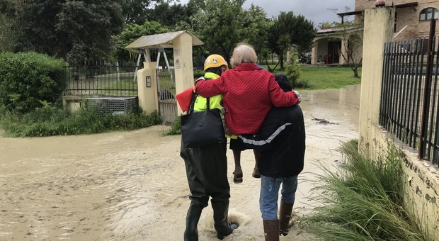 Maltempo nel Fermano, frane e famiglie evacuate: ora chiudono le scuole
