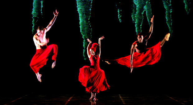 Libro con spettacolari immagini celebra l'arte dei ballerini di Momix in scena al teatro Italia a Roma dal 10 al 21 febbraio