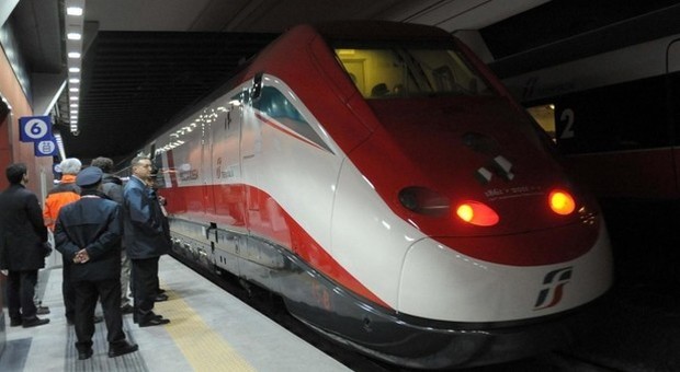 Roma Termini, caos treni sulla linea per Napoli: i ritardi sfiorano i 200 minuti. Bloccati centinaia di passeggeri