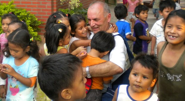 Il presidente dell'associazione "Braccia aperte" Sergio Bonato con un gruppo di bambini boliviani