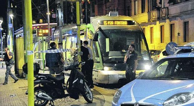 Milano choc, l'accoltellamento sul tram per un regolamento di conti tra gang