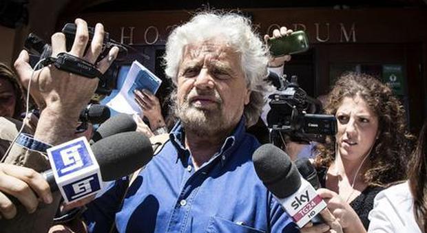 Genova, i Carabinieri nella villa di Bebbe Grillo: "Avviso di garanzia per il leader dei 5 Stelle"