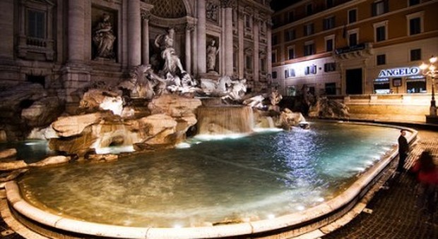 Luci spente a Fontana di Trevi e al Colosseo: così Roma si stringe intorno a Genova