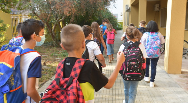 Lecce, primi casi covid in classe ma scatta il “protocollo: le scuole restano aperte