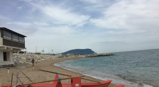 La spiaggia dello chalet "Palm Beach" e il pennello da sistemare