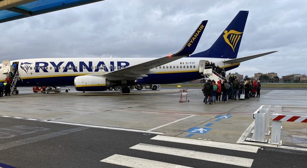 Operazioni imbarco su un volo Ryanair a Ciampino