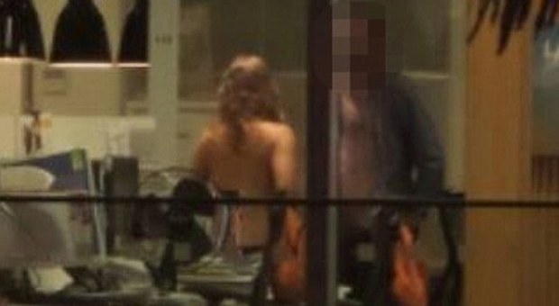 Fa sesso con la segretaria, inguaiato dal guardone: la moglie lo scopre guardando il video su Fb