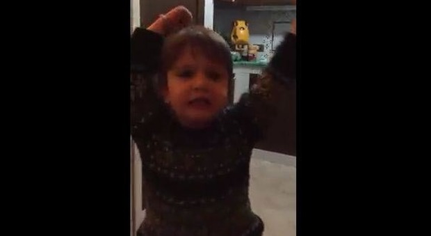 Lorenzo, tre anni grida «Forza Napoli, voglio solo il Napoli» anche se mamma e papà tifano Inter| Guarda il video