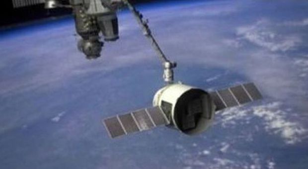 La capsula privata Dragon si aggancia alla Stazione spaziale