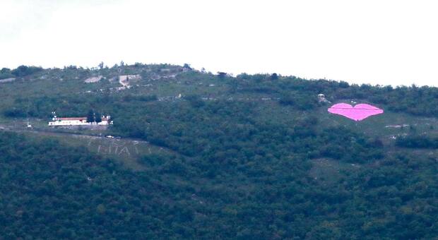 Giro d'Italia, enorme cuore rosa sul monte Sabotino: iniziativa italo-slovena