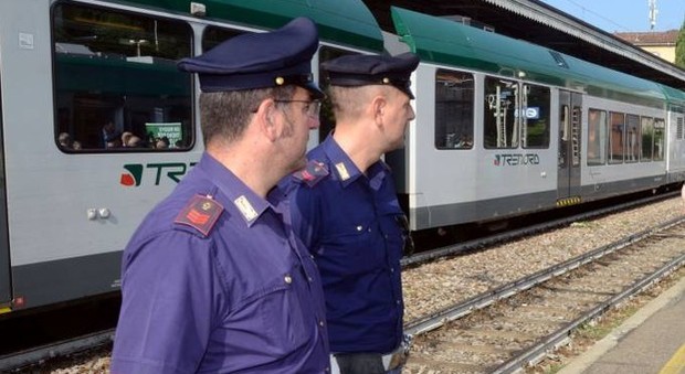 Capotreno e poliziotto pestati sul treno: «Siamo profughi, non puoi farci niente». Caccia alla gang di nigeriani