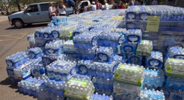 Cinquemila bottiglie d'acqua lasciate al sole: maxi sequestro nel supermarket