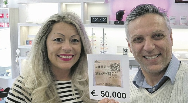 Pesaro, brindisi in tabaccheria: ignoto fortunato gioca 3 euro al 10 e Lotto ne veince 50mila