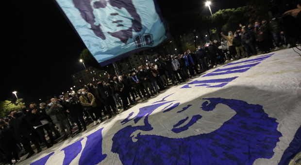 Maradona, il dolore di Napoli: lacrime e luci per la veglia funebre al San Paolo