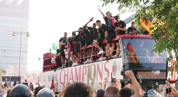 Milan campione, la parata a Milano. Pioli ai tifosi: «Più forti senza di voi? Non avevano capito un c...»