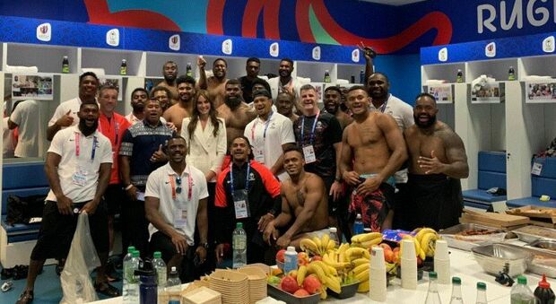 Kate Middleton negli spogliatoi dei rugbisti delle Fiji: la foto con i giocatori (a petto nudo) diventa virale