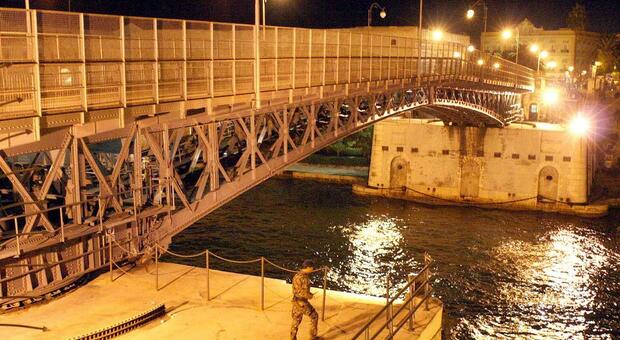 Taranto, il ponte girevole pronto al restauro: al vaglio i progetti