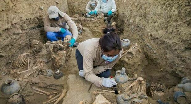 Fossa comune precolombiana scoperta in Perù: i resti di 25 persone con vasi di ceramica e oggetti domestici
