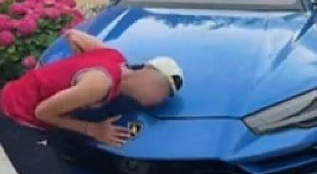 Un frame tratto da un video pubblicato sul profilo TheBorderline su TikTok mostra uno dei cinque ragazzi che hanno provocato su una Lamborghini l'incidente a Casal Palocco in cui ha perso la vita un bambino di 5 anni