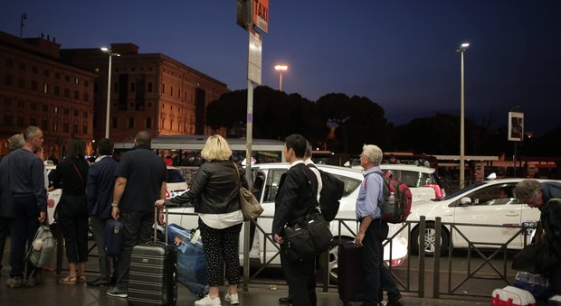 Attesa dei taxi a Termini (foto Fabiano/Toiati)
