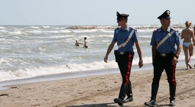 Ancona, si butta in mare per farla finita: carabinieri si tuffano e la salvano