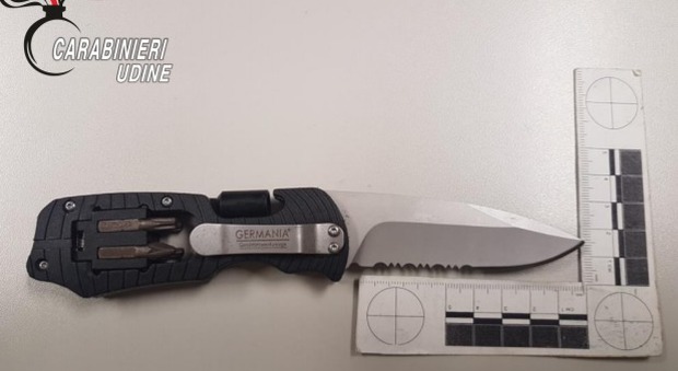 Uno dei coltelli sequestrati durante i controlli su strada dai carabinieri di Tarvisio