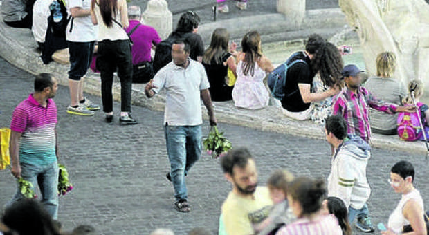Roma, piazza di Spagna ostaggio dei venditori abusivi
