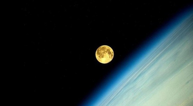 Spunta la super luna: ecco il fenomeno visto dallo spazio