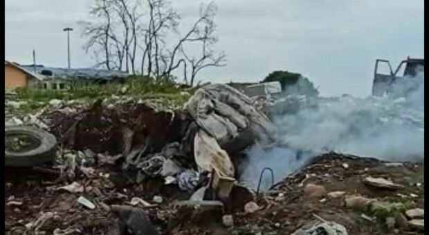 Incendio al campo rom di Barra, dopo due mesi bruciano ancora i rifiuti