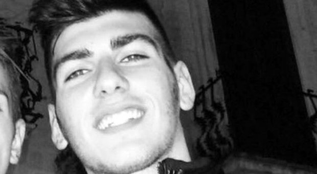 Lecce, morto in discoteca: oggi l'autopsia, si cerca una bottiglia di plastica