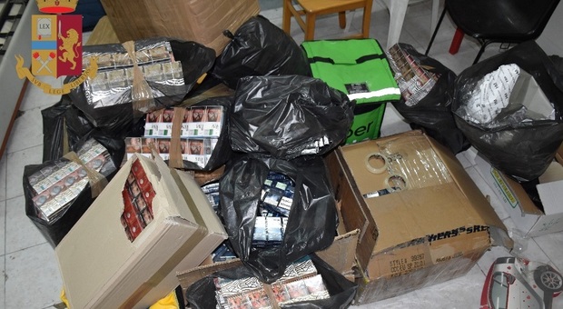 Contrabbando, maxisequestro di sigarette nel negozio di alimentari a Napoli: quattro arresti