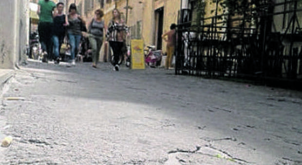 Roma, buche trappola in via del Vantaggio: «Pericoloso passeggiare»