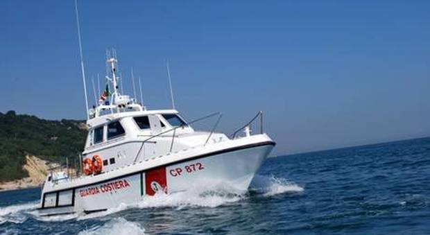 Ancona, migranti respinti si gettano in mare: salvati dalla Capitaneria