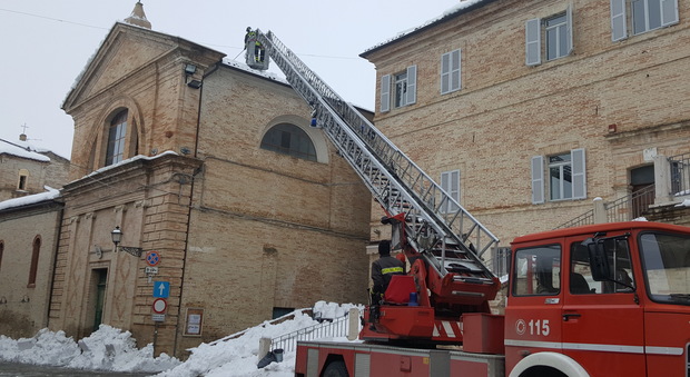 Falerone, crolla il tetto della chiesa di S.Giovanni, tanta paura in centro
