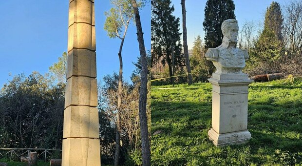 Il busto e la stele dedicati al rivoluzionario Simon Bolivar all'interno di un parco nel territorio di Montesacro