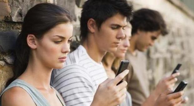 Gli italiani sono 'innamorati' degli smartphone: è la prima cosa che guardano appena svegli
