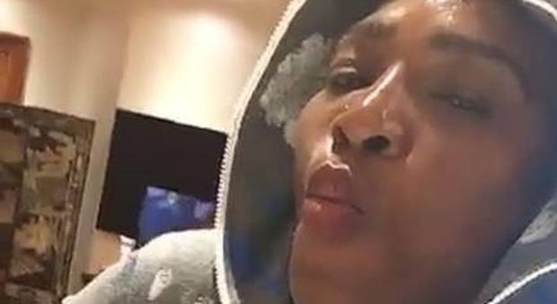 Serena Williams e il post delirante su Snapchat: «Ho mangiato cibo per cani, sto male»