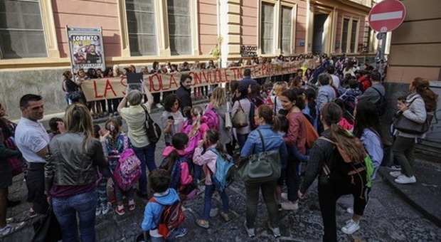 «La scuola non vuole tacere», flash mob a Chiaia dopo gli insulti choc alla maestra